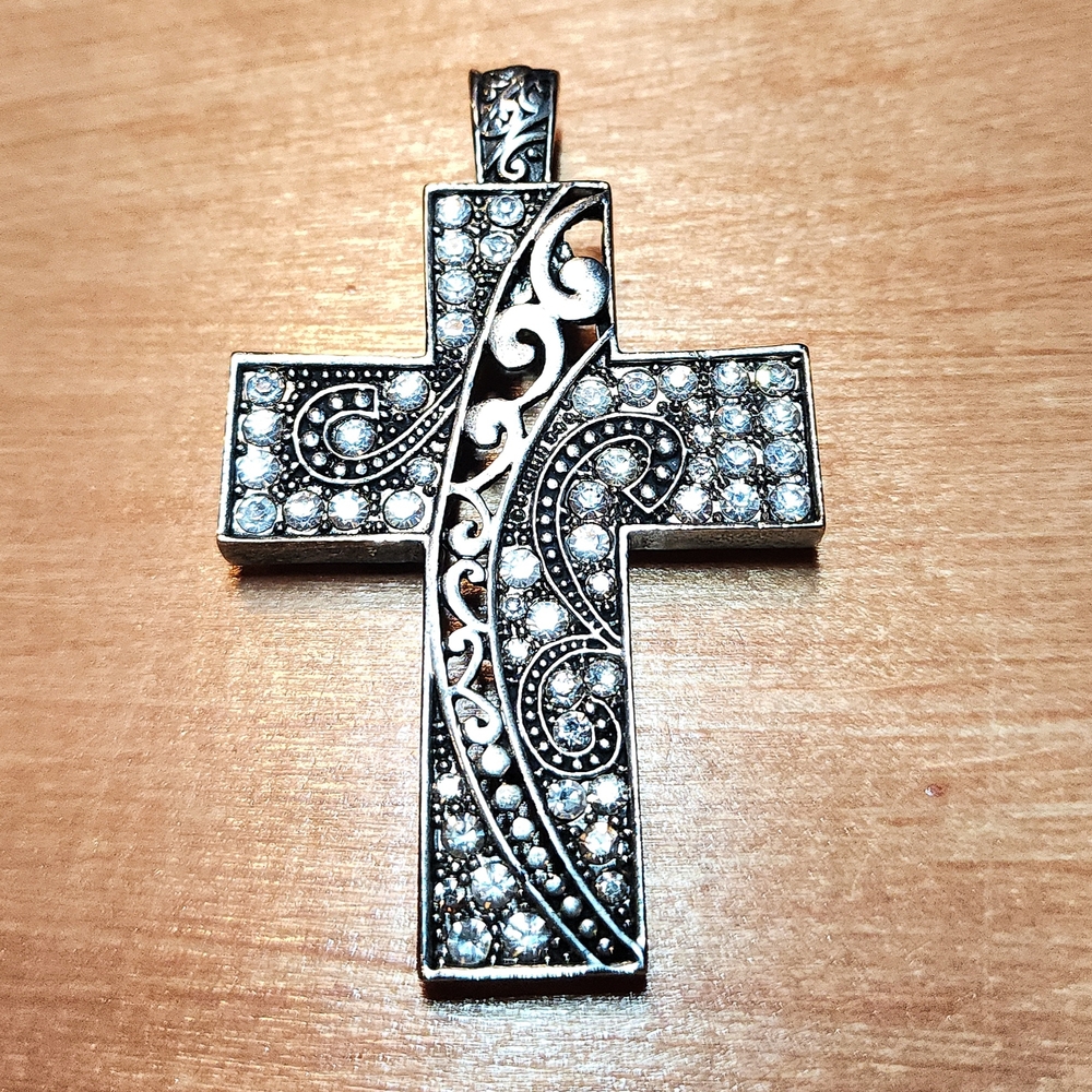 Elegant Silver Cross Pendant